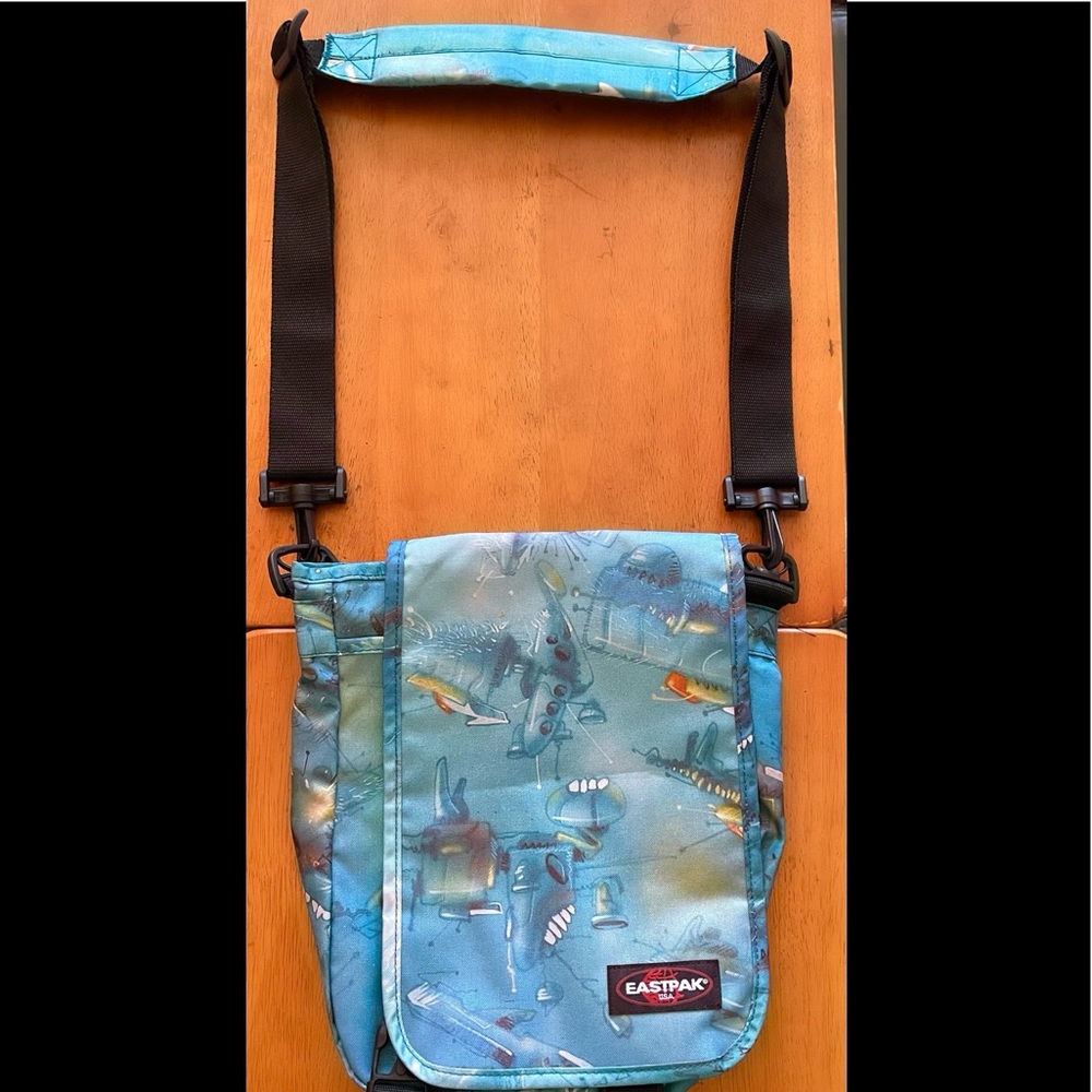VINTAGE EASTPACK SADDLE /CROSSBODY/SLING BAG